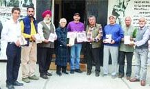 ਇੰਗਲੈਂਡ ਤੋਂ ਆਏ ਤਰਲੋਚਨ ਮੁਠੱਡਾ ਦਾ ਦੇਸ਼ ਭਗਤ ਯਾਦਗਾਰ ਕਮੇਟੀ ਵੱਲੋਂ ਸਨਮਾਨ