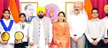ਹੋਣਹਾਰ ਵਿਦਿਆਰਥਣਾਂ ਦਾ ਸਨਮਾਨ