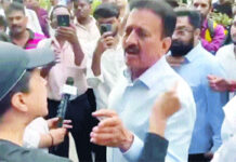 ਟ੍ਰੈਫਿਕ ਜਾਮ ਹੋਣ ‘ਤੇ ਮੰਤਰੀ ਨੂੰ ਮਰਦਾਨੀ ਬਣ ਕੇ ਟੱਕਰੀ