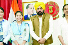 12ਵੀਂ ਦੀਆਂ ਟਾਪਰ ਧੀਆਂ ਦਾ ਸਨਮਾਨ