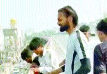 ਰੀਲ੍ਹ ਬਣਾਉਣ ਲਈ ਫਲਾਈਓਵਰ ਤੋਂ ਪੈਸੇ ਸੁੱਟੇ