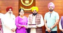 ਮਾਨ ਵੱਲੋਂ ਯੂ ਪੀ ਐੱਸ ਸੀ ਪਾਸ ਕਰਨ ਵਾਲਿਆਂ ਦਾ ਸਨਮਾਨ