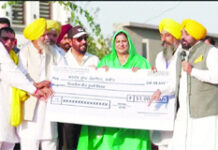 ਸਰੀਂਹ ਦੀ ਪੰਚਾਇਤ ਨੂੰ 51 ਲੱਖ ਦਾ ਚੈੱਕ ਸੌਂਪਿਆ